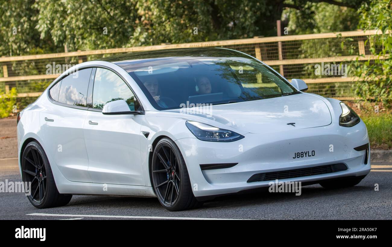 Milton Keynes, Großbritannien - 24. 2023. Juni. 2021 TESLA MODELL 3 STANDARDREICHWEITE + Elektroauto, das auf einer englischen Landstraße unterwegs ist Stockfoto