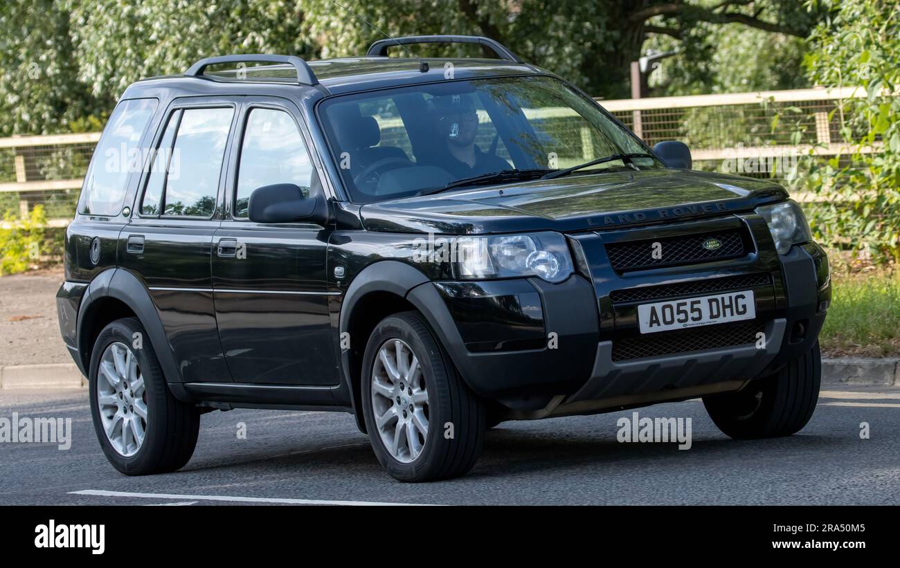 Milton Keynes, Großbritannien - 24. 2023. Juni. Land ROVER FREELANDER mit schwarzem 2005-Dieselmotor, der auf einer englischen Landstraße fährt Stockfoto