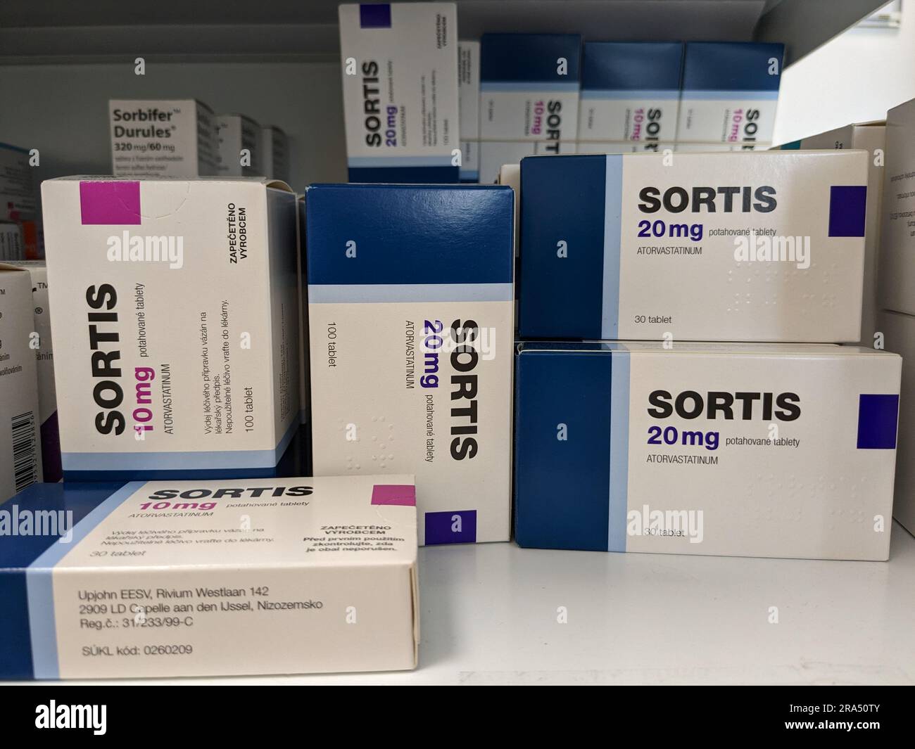 Apotheke Store-Atorvastatin, Box of Sortis Tablets-Pfizer. Atorvastatin Cholesterin Preventiv Tablets-Statine werden zur Behandlung von Hypercholesterinämie verwendet Stockfoto