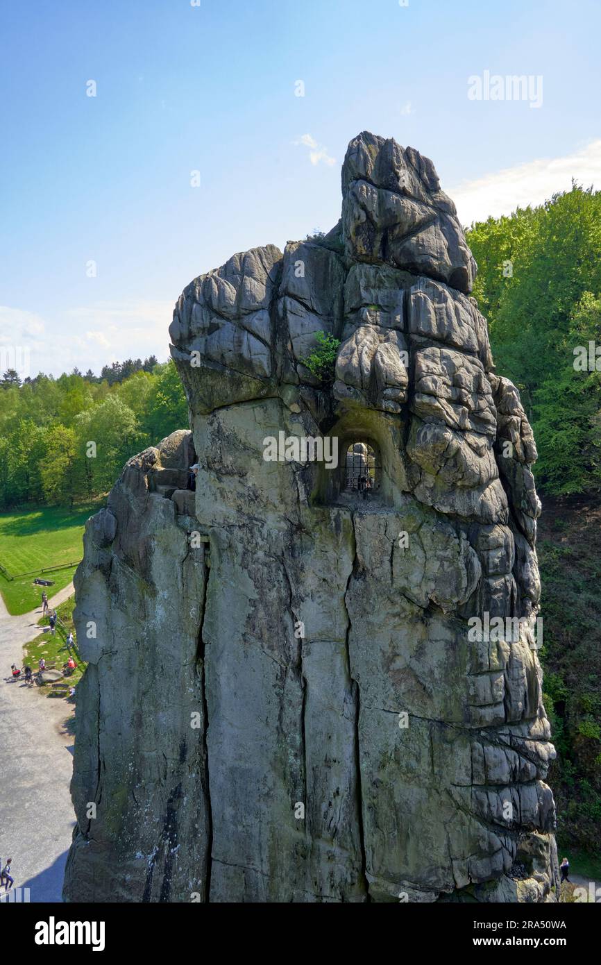 Blick von oben auf die gigantischen Sandsteinklippen der Externsteine im Teutoburger Wald in Deutschland Stockfoto
