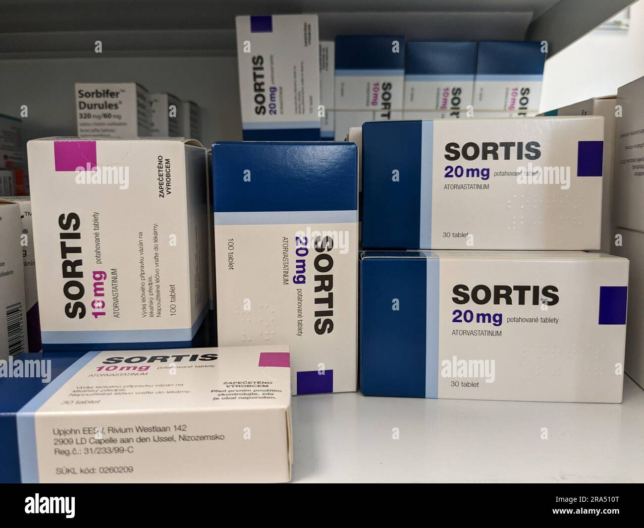 Apotheke Store-Atorvastatin, Box of Sortis Tablets-Pfizer. Atorvastatin Cholesterin Preventiv Tablets-Statine werden zur Behandlung von Hypercholesterinämie verwendet Stockfoto