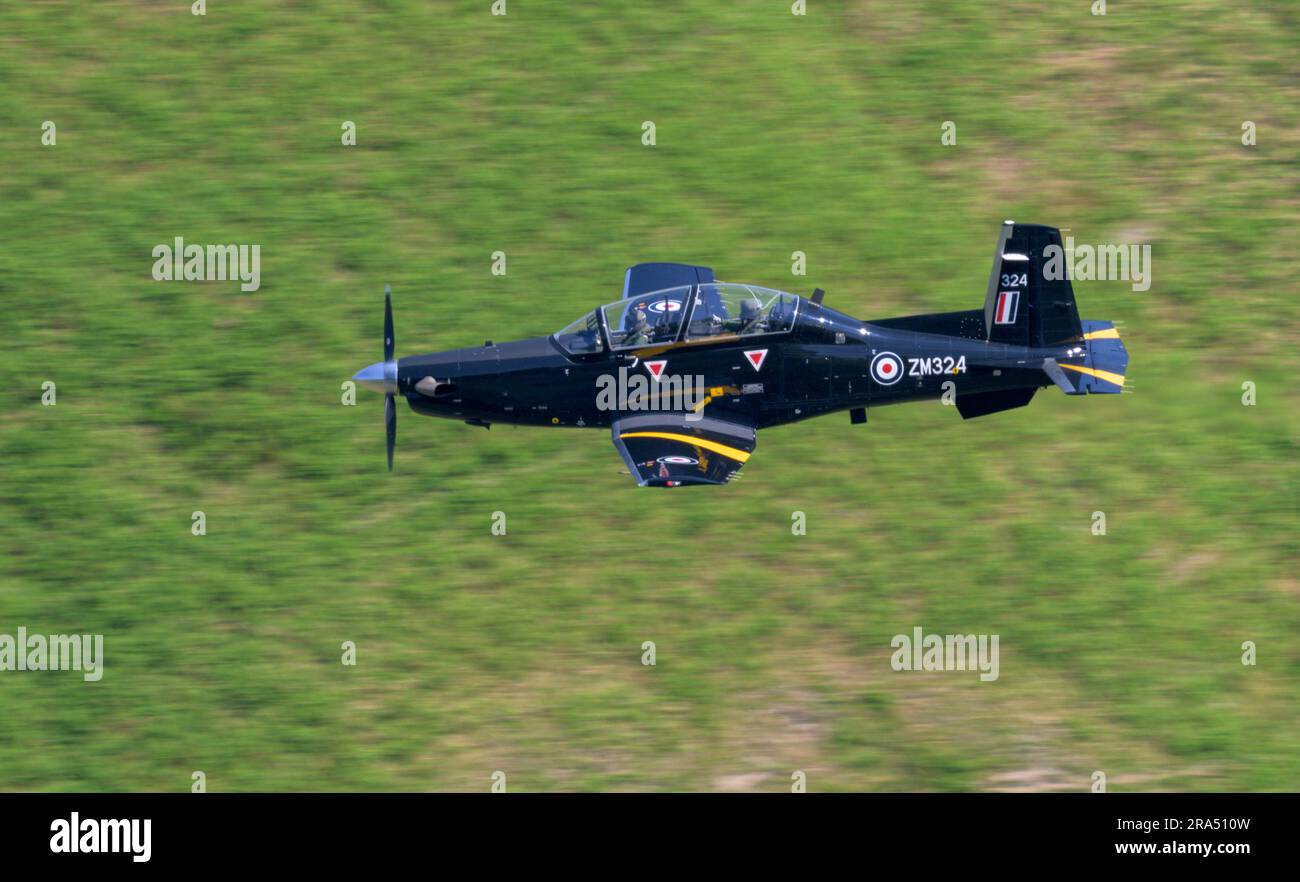 RAF Beechcraft T-6C Texan II ZM324 aus dem RAF-Tal auf einem niedrigen Flugtraining im Jahr LFA7 Stockfoto