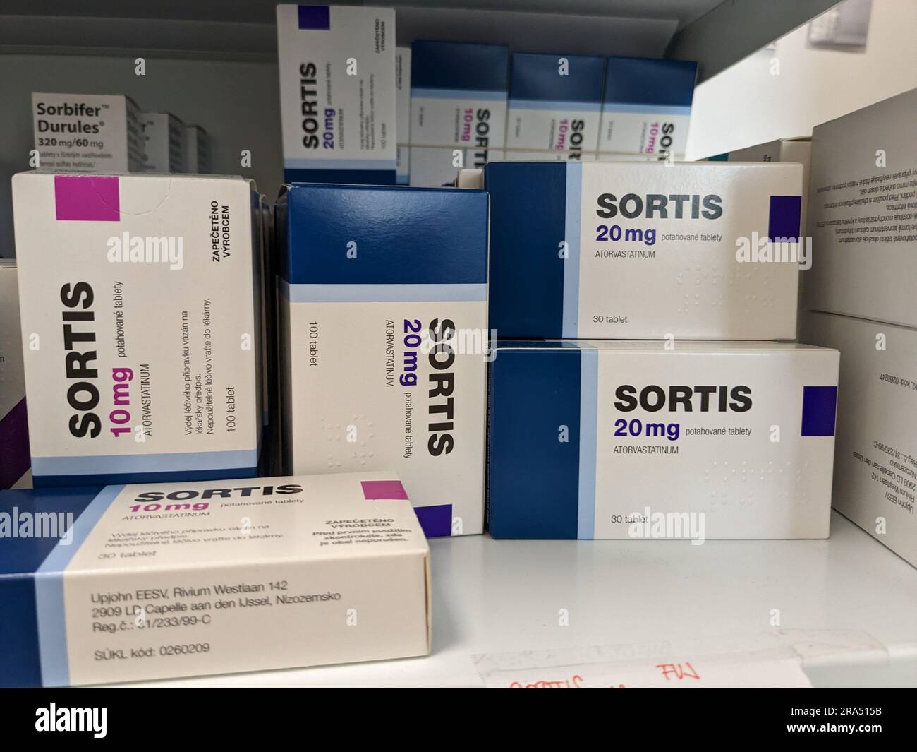 Apotheke Store-Atorvastatin, Box of Sortis Tablets-Pfizer. Atorvastatin Cholesterin Preventiv Tablets-Statine werden zur Behandlung von Hypercholesterinämie verwendet Stockfoto