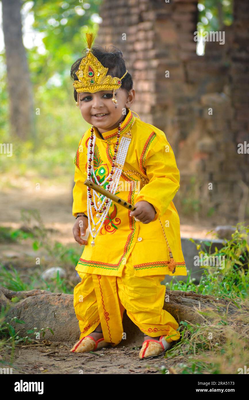 TIKAMGARH, MADHYA PRADESH, INDIEN - 27. APRIL 2022: Ein süßer indischer Junge in Lord Krishnas Avatar verkleidet. Stockfoto