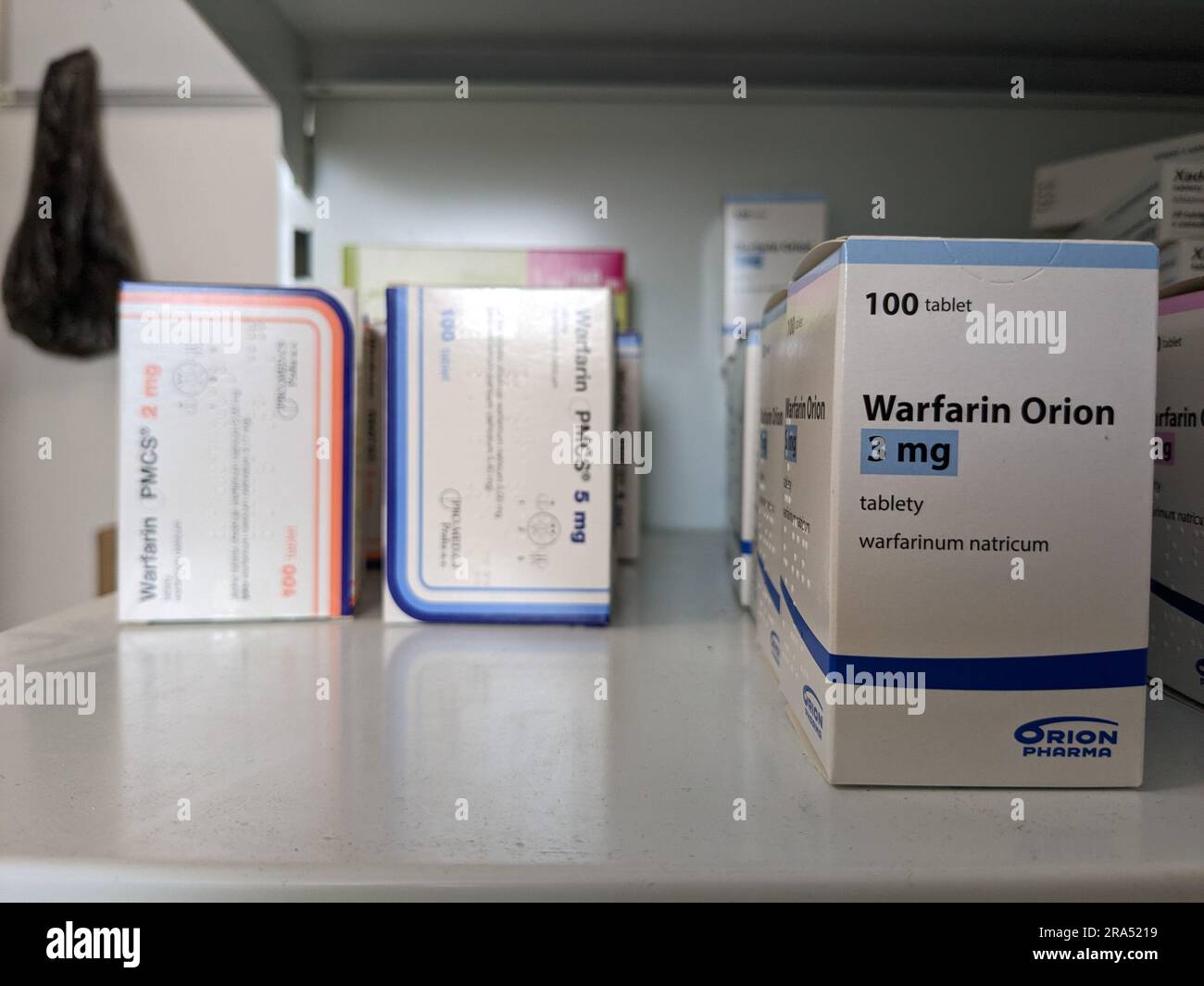 Apotheke Store-Packet von Warfarin Tabletten, verwendet zur Blutverdünnung bei Patienten, die ein Risiko für Blutgerinnsel haben, die Schlaganfälle und Herzerkrankungen verursachen können. Stockfoto