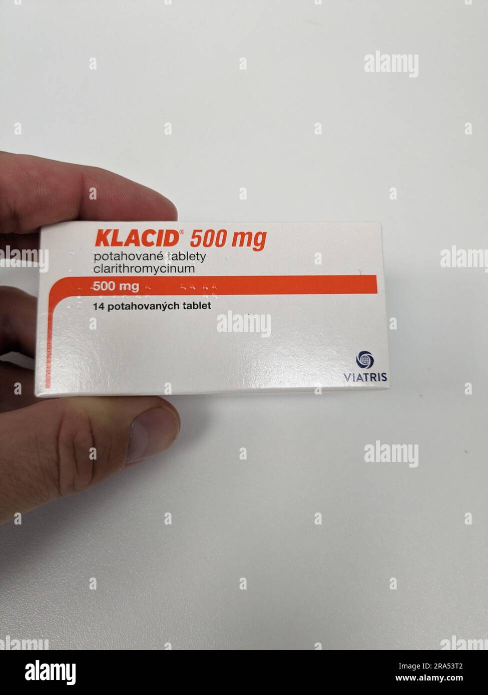 Apotheke- Klacid Antibiotika Medizin in Form von Pillen in einer Box steht auf einem Tisch mit weichem Hintergrund. Clarithromycin, Tschechische republik Stockfoto