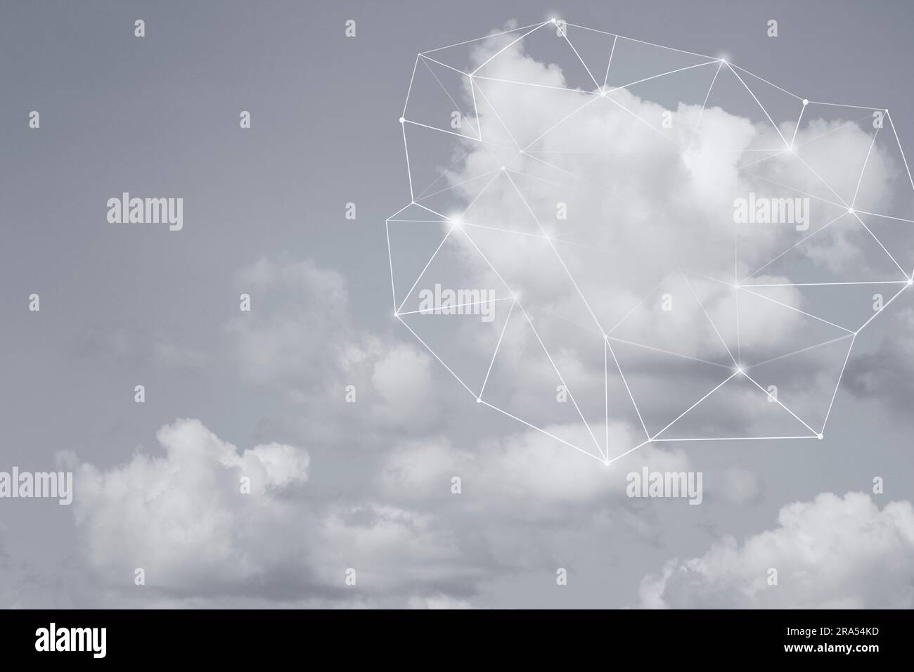 Wolke am Himmel mit Polygon-Drahtmodell. Cloud-Computing-, Netzwerk-, Kommunikations- und Technologiekonzept in Schwarzweiß. Stockfoto