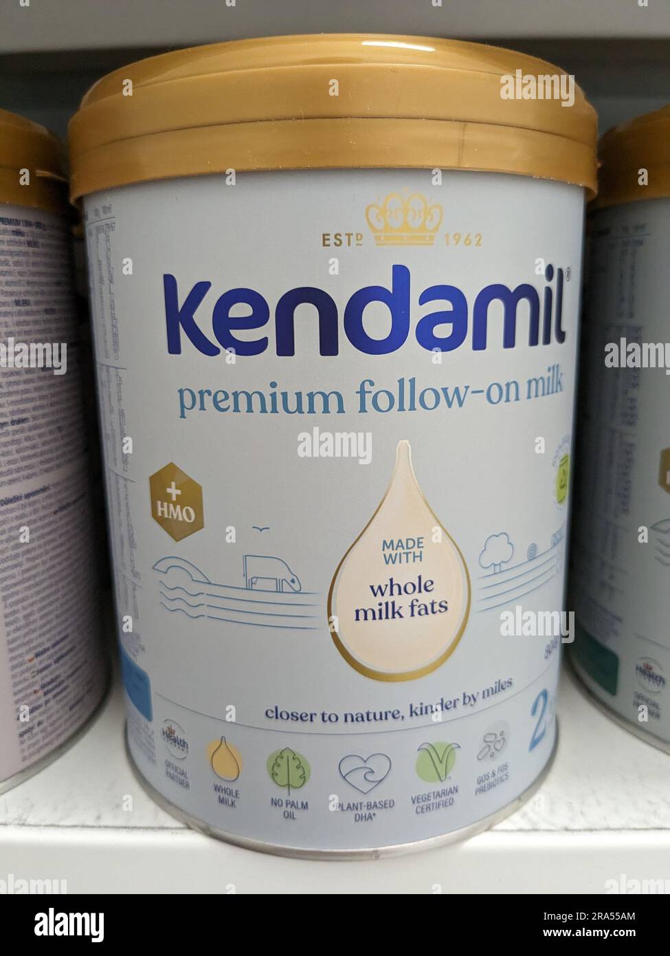 Kendamil-Säuglingsmilch in den Regalen einer Apotheke. Kendamil ist in Großbritannien hergestellte Babymilch, Bio-Babymilch und Ziegenmilch, Tschechische republik, Europa Stockfoto