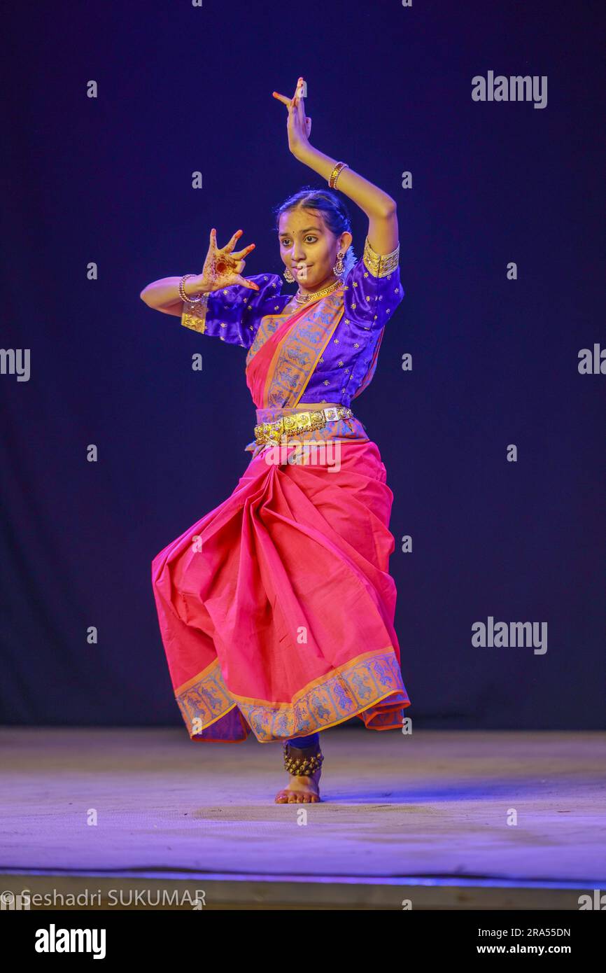 Bharatanatyam (Tamil: பரதநாட்டியம்) ist eine klassische indische Tanzform, die ihren Ursprung in Tamil Nadu hat. Es ist eine von acht klassischen indischen Tanzformen, die von Sangeet Natak Akademi anerkannt wurden und südindische religiöse Themen und spirituelle Ideen, insbesondere des Shaivismus und allgemein des Hinduismus, zum Ausdruck bringt. Srishruthi Sundarrajan ist ein leidenschaftlicher Bharatanatyam-Tänzer, der in Dubai lebt. Sie lernt diese Kunstform, seit sie 5 Jahre alt ist. Smt Lakshmi Venkatesh. Sie hat die Gelegenheit, auf der renommierten Dubai Expo 2020 im India Pavilion aufzutreten, und hat ihre sch vertreten Stockfoto