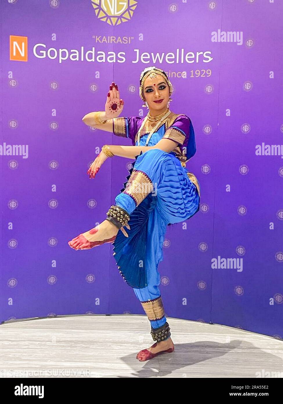 Bharatanatyam (Tamil: பரதநாட்டியம்) ist eine klassische indische Tanzform, die ihren Ursprung in Tamil Nadu hat. Es ist eine von acht klassischen indischen Tanzformen, die von Sangeet Natak Akademi anerkannt wurden und südindische religiöse Themen und spirituelle Ideen, insbesondere des Shaivismus und allgemein des Hinduismus, zum Ausdruck bringt. Srishruthi Sundarrajan ist ein leidenschaftlicher Bharatanatyam-Tänzer, der in Dubai lebt. Sie lernt diese Kunstform, seit sie 5 Jahre alt ist. Smt Lakshmi Venkatesh. Sie hat die Gelegenheit, auf der renommierten Dubai Expo 2020 im India Pavilion aufzutreten, und hat ihre sch vertreten Stockfoto