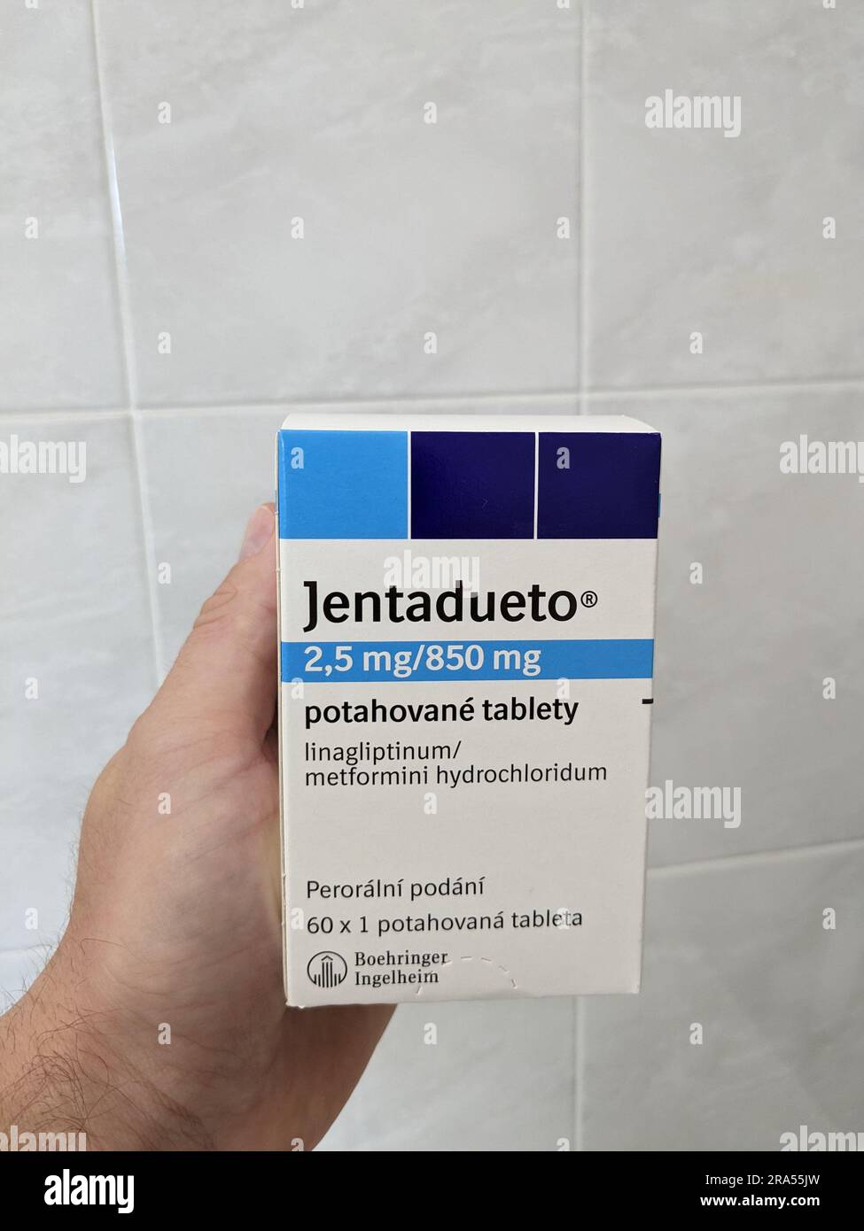 JENTADUETO ist ein verschreibungspflichtiges Arzneimittel, das 2 Diabetes-Arzneimittel, Linagliptin und metformin.can enthält und zusammen mit einer Diät und Bewegung zur Senkung des Blutdrucks angewendet wird Stockfoto