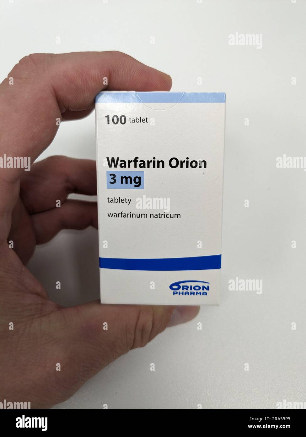 Prag, Tschechische republik – Mai 23 2023 : Apotheke-Paket mit Warfarin-Tabletten zur Blutverdünnung bei Patienten mit einem Risiko für Blutgerinnsel Stockfoto