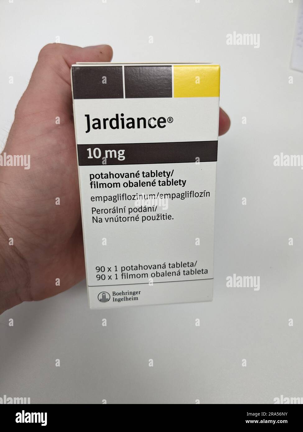 Prag, Tschechische republik Pharmazie Holding Jardiance Box Medizin für Diabetes mellitus (DM), hoher Blutzucker in Apothekenapotheke.boehringer ingelheim Stockfoto