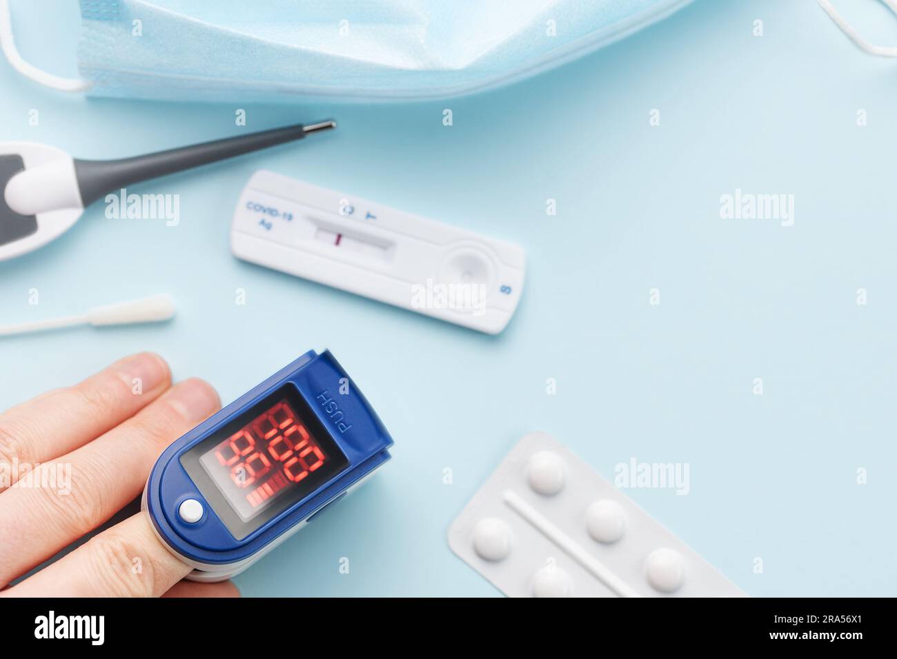 Pulsoxymeter zur Messung der Sauerstoffsättigung in Blut und Herzfrequenz. Pulsoxymeter an der Hand des Patienten Stockfoto