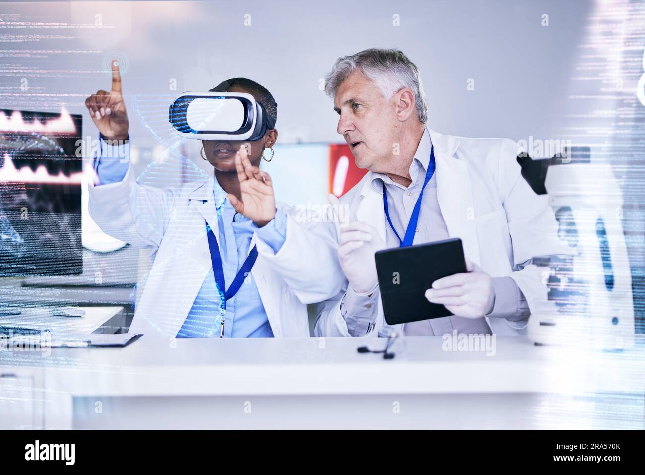 Zukunft, Daten und Wissenschaftler arbeiten mit virtueller Realität, Overlay und digitaler Abstraktion mit Tablet, medizinischer Forschung und Technologie zusammen. Wissenschaftliche Info, Test Stockfoto