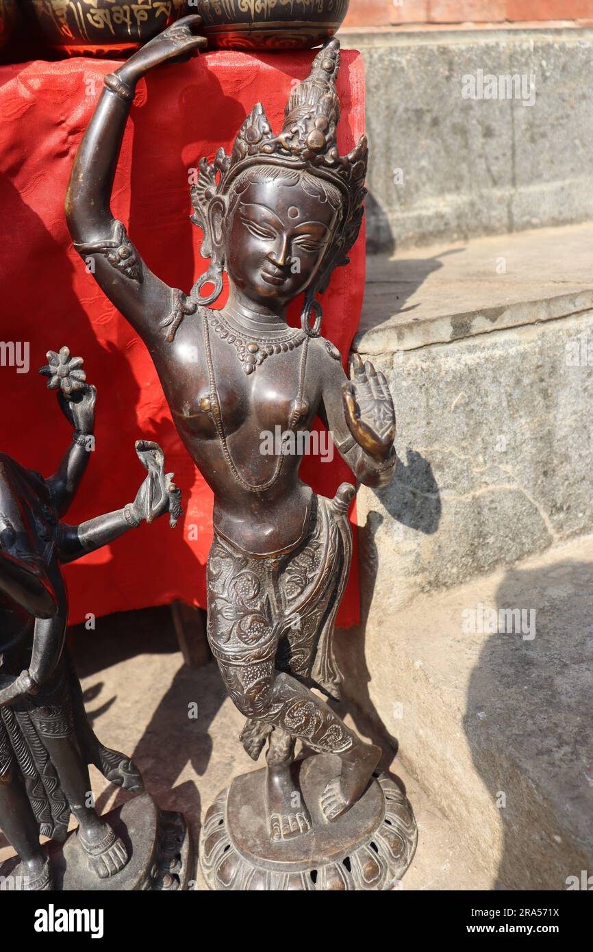 Statue der Göttin aus Messing, die in der Tempelstraße von Nepal zum Verkauf aufbewahrt wird und die Tradition des Landes zeigt Stockfoto