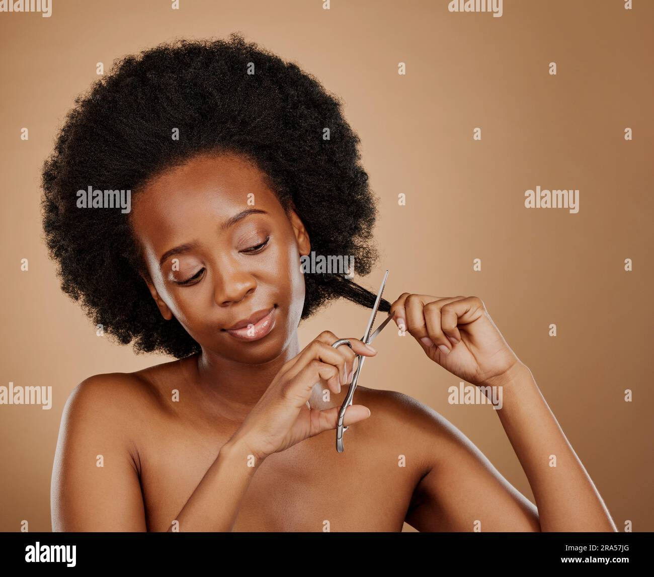 Afro-Haarschnitt, Schere und schwarze Frau mit Schönheitsproblem, Salonbehandlung oder Bruch. Kosmetik, junges und afrikanisches Mädchen oder Model mit einem Werkzeug zum Schneiden Stockfoto