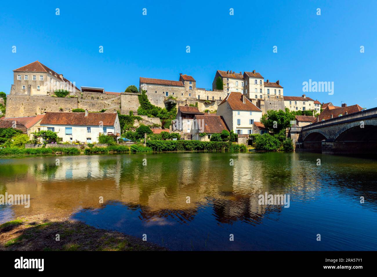 Das Dorf Pesmes am Ognon River. Pesmes ist eine Gemeinde im Departement Haute-Saône in der Region Bourgogne-Franche-Comté im Osten Frankreichs. Stockfoto