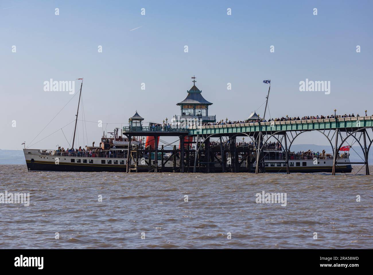 PS Waverley hat am Clevedon Pier festgemacht, und Hunderte von Passagieren warteten auf dem Pier, um an Bord des Waverley zu gehen Stockfoto