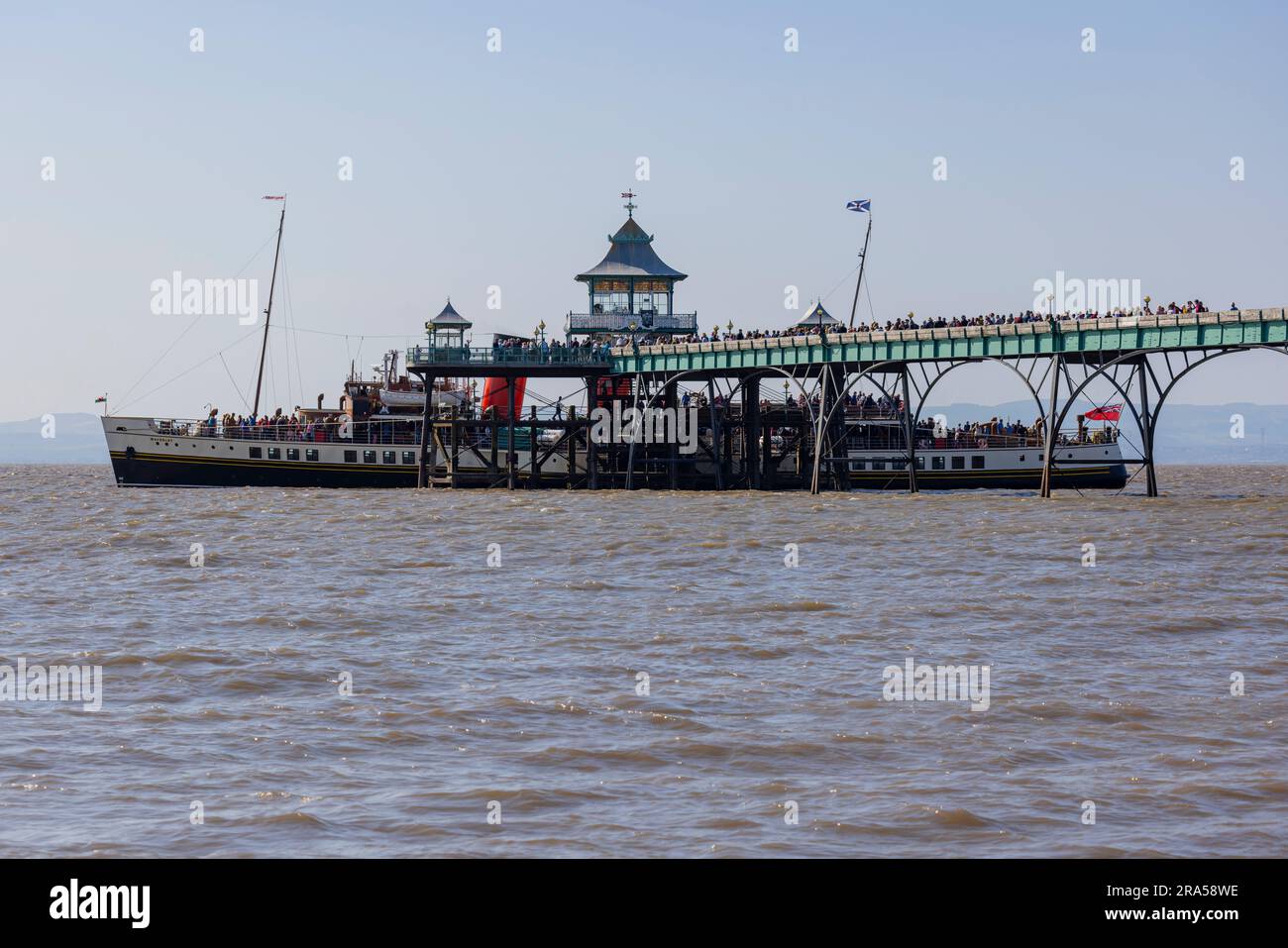 PS Waverley hat am Clevedon Pier festgemacht, und Hunderte von Passagieren warteten auf dem Pier, um an Bord des Waverley zu gehen Stockfoto