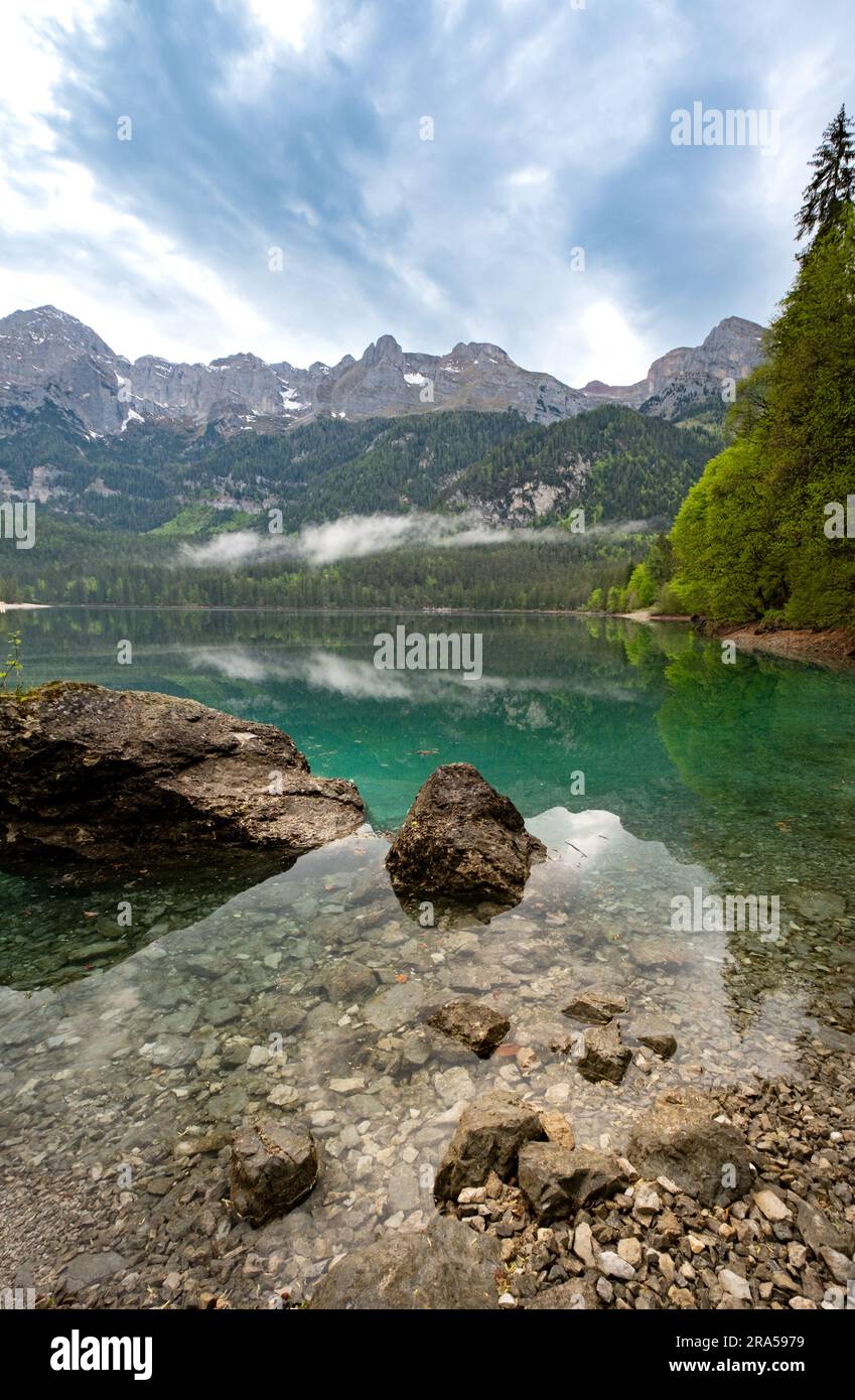 Tovel-See in den Dolemiten an einem bewölkten Morgen. Reisen Nach Italien. Wanderziel. Landschaftsbau, hohe Qualität. Wunderschöner See. Stockfoto