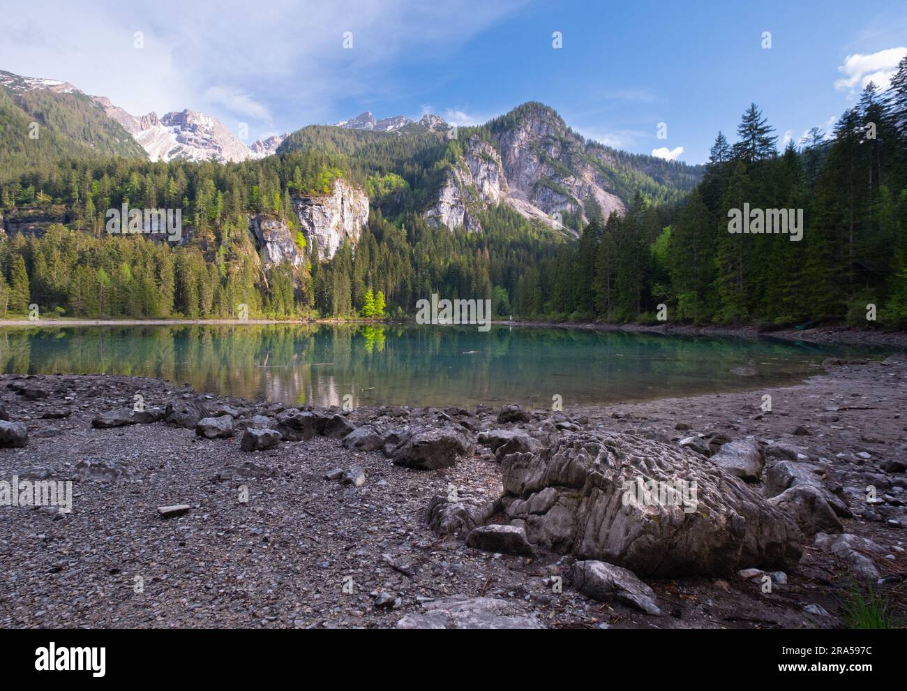 Tovel-See in den Dolemiten an einem bewölkten Morgen. Reisen Nach Italien. Wanderziel. Landschaftsbau, hohe Qualität. Wunderschöner See. Stockfoto