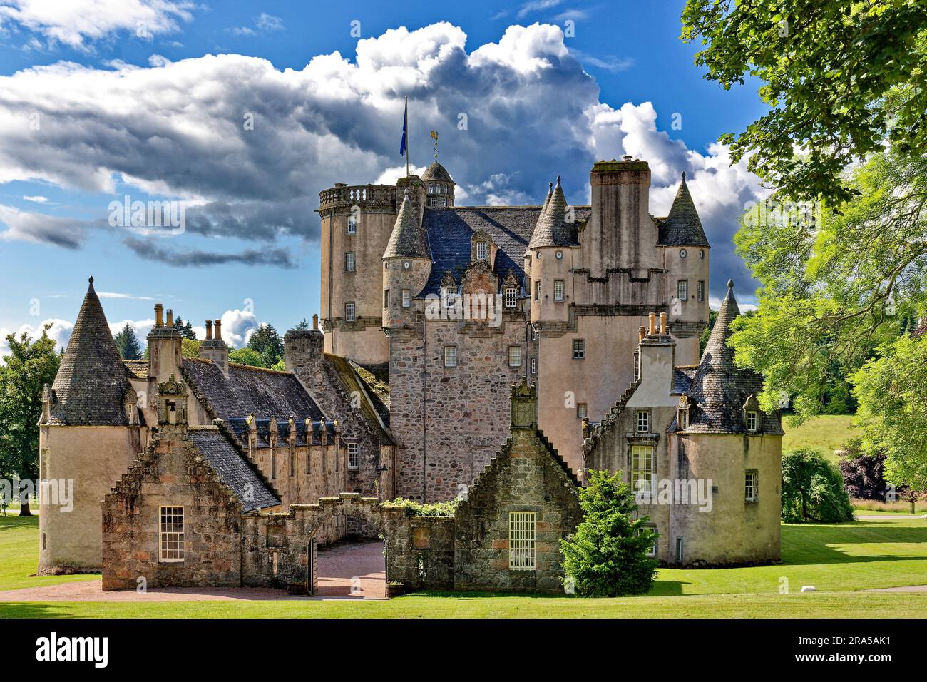 Castle Fraser Kemnay Aberdeenshire Schottland im Frühsommer hinter dem Gebäude und im Innenhof Stockfoto