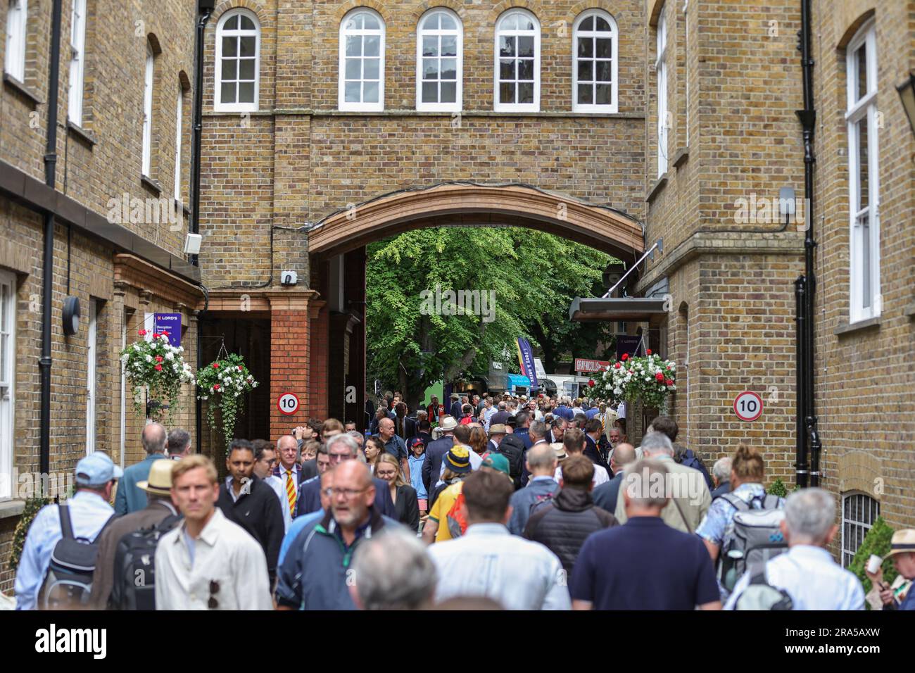 London, Großbritannien. 01. Juli 2023. Die Teilnehmer begeben sich am 7./1. 1. Juli 2023 2023 in Lords, London, Vereinigtes Königreich, auf die Tribünen am LV= Insurance Ashes Test Series Second Test Day 4 England gegen Australia (Foto von Mark Cosgrove/News Images) in London, Großbritannien. (Foto: Mark Cosgrove/News Images/Sipa USA) Guthaben: SIPA USA/Alamy Live News Stockfoto