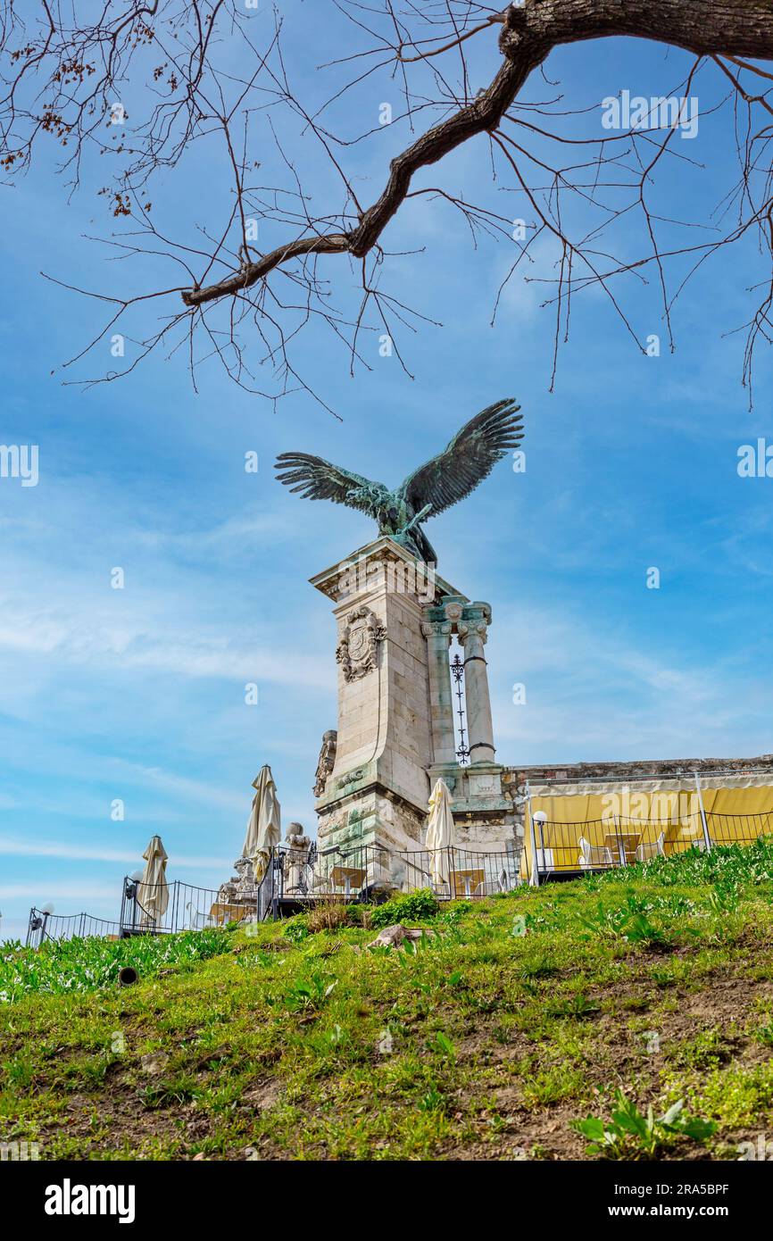 Turuleadler in der Fischereibastion von Budapest, Ungarn und blauem Himmel Stockfoto