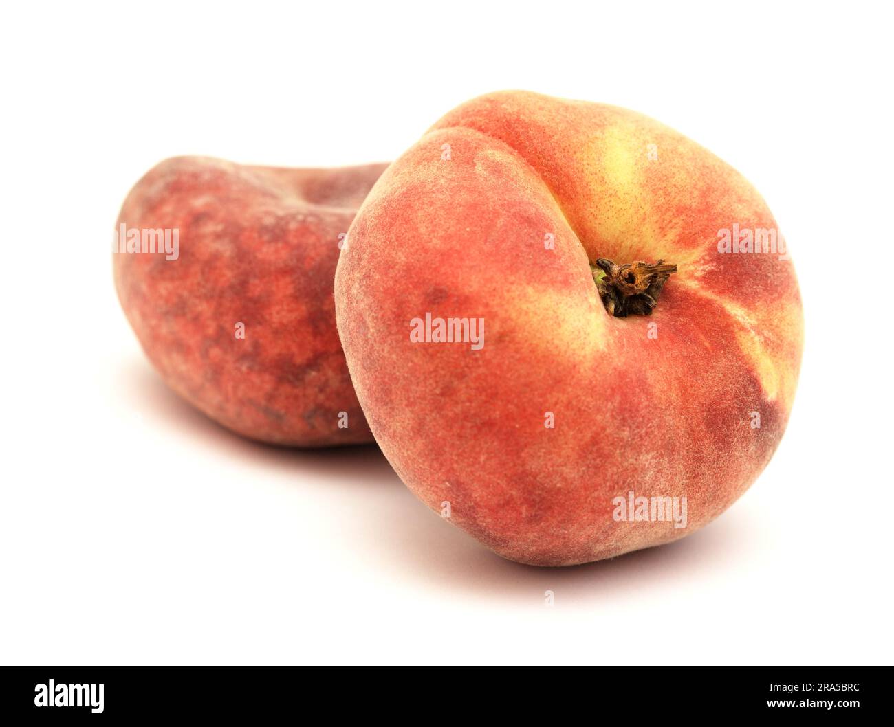 Große gelbe und rote flache Pfirsichfrucht isoliert auf weißem Hintergrund Stockfoto