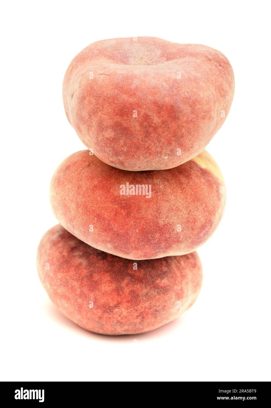 Große gelbe und rote flache Pfirsichfrucht isoliert auf weißem Hintergrund Stockfoto