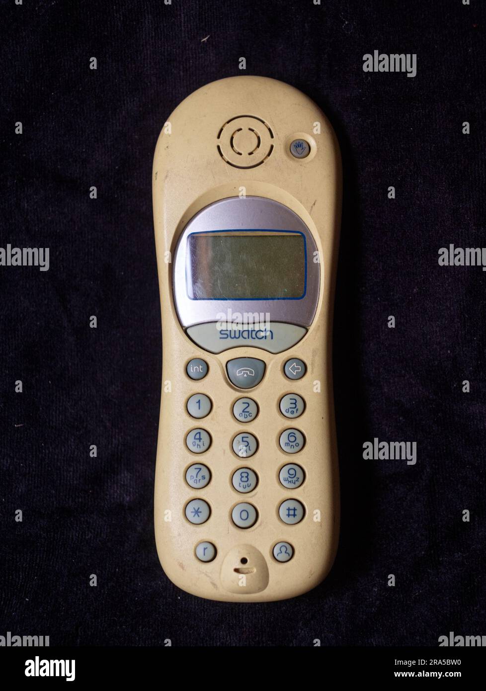 Dhaka, Bangladesch - Juni 29,2023: OKI-Telefon aus altem Elfenbein isoliert auf schwarzem Hintergrund Stockfoto