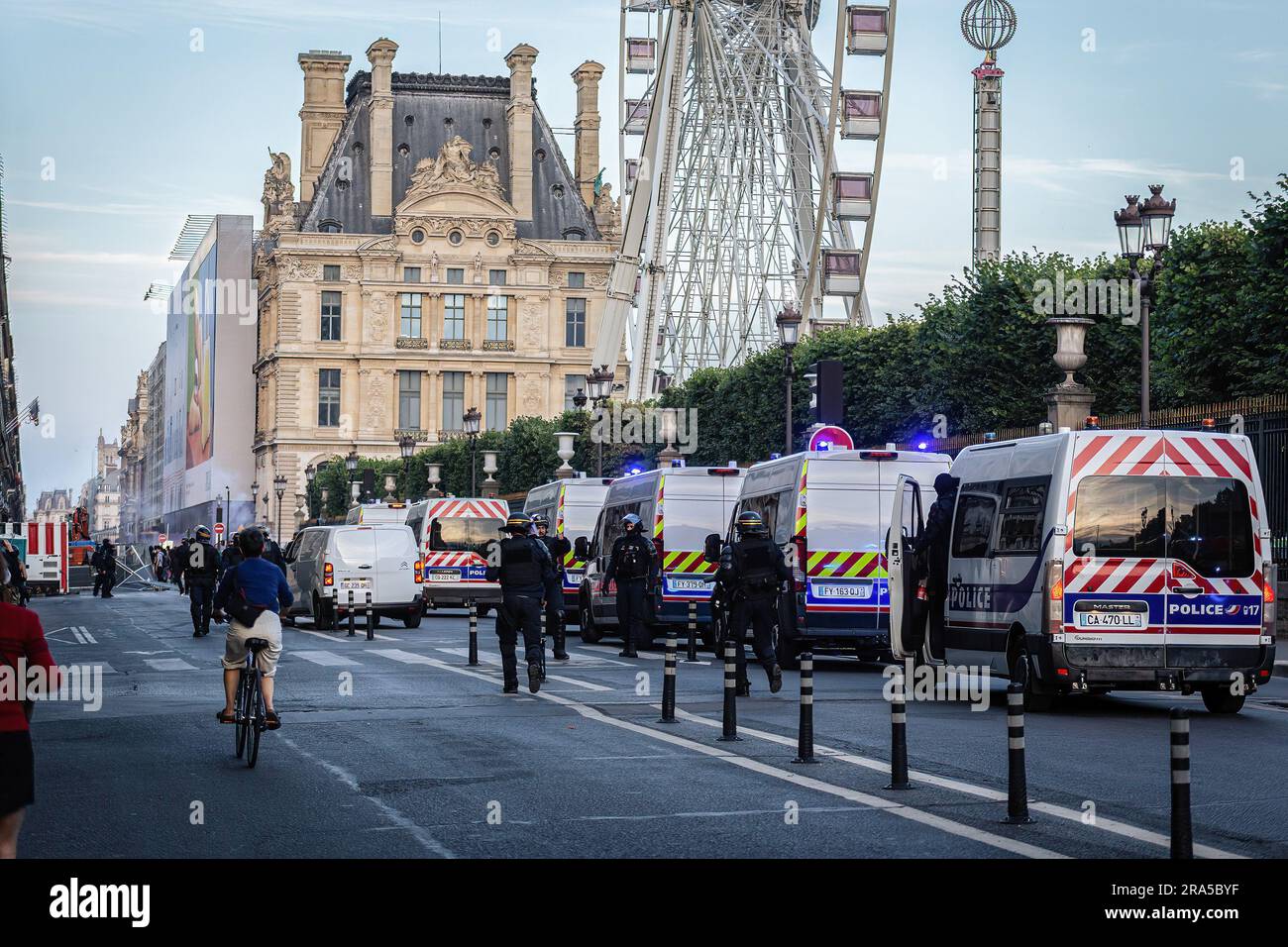 Paris, Frankreich. 30. Juni 2023. Mehrere Polizeiwagen wurden während der spontanen Demonstration in der Rivoli Street gesehen. Am vierten Tag der Proteste nach dem Tod des 17-jährigen Nahel durch die Polizei in Nanterre, am Stadtrand von Paris, begann eine spontane Demonstration am Place de la Concorde und brachte einige Hundert Menschen zusammen. Es gab ein paar Verhaftungen. (Foto: Telmo Pinto/SOPA Images/Sipa USA) Guthaben: SIPA USA/Alamy Live News Stockfoto