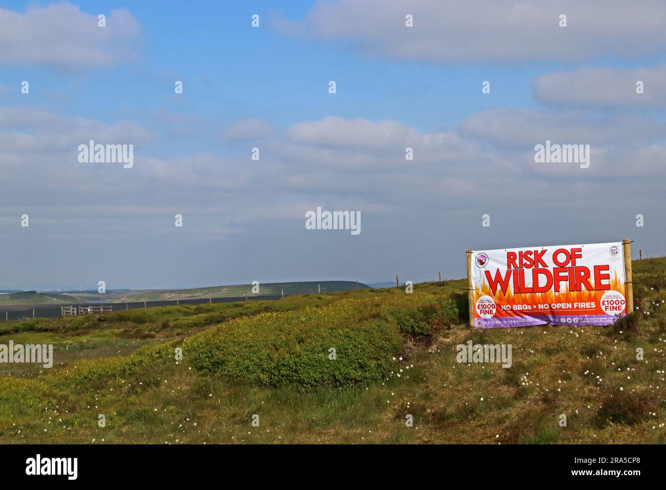 Gefahr eines Wildfeuer-Banners auf dem Holme Moss mit Blick auf das umliegende Moorland Stockfoto
