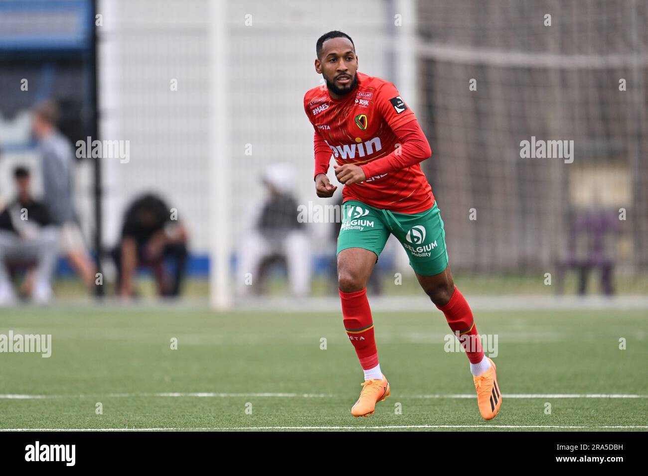 Kenny Rocha (10) aus Oostende, das am 30. Juni 2023 in Bredene, Belgien, in einem freundlichen Vorsaison-Spiel vor der Challenger Pro League-Saison 2023 - 2024 zwischen KSV Bredene und KV Oostende gezeigt wurde. FOTO SPORTPIX | David Catry Stockfoto