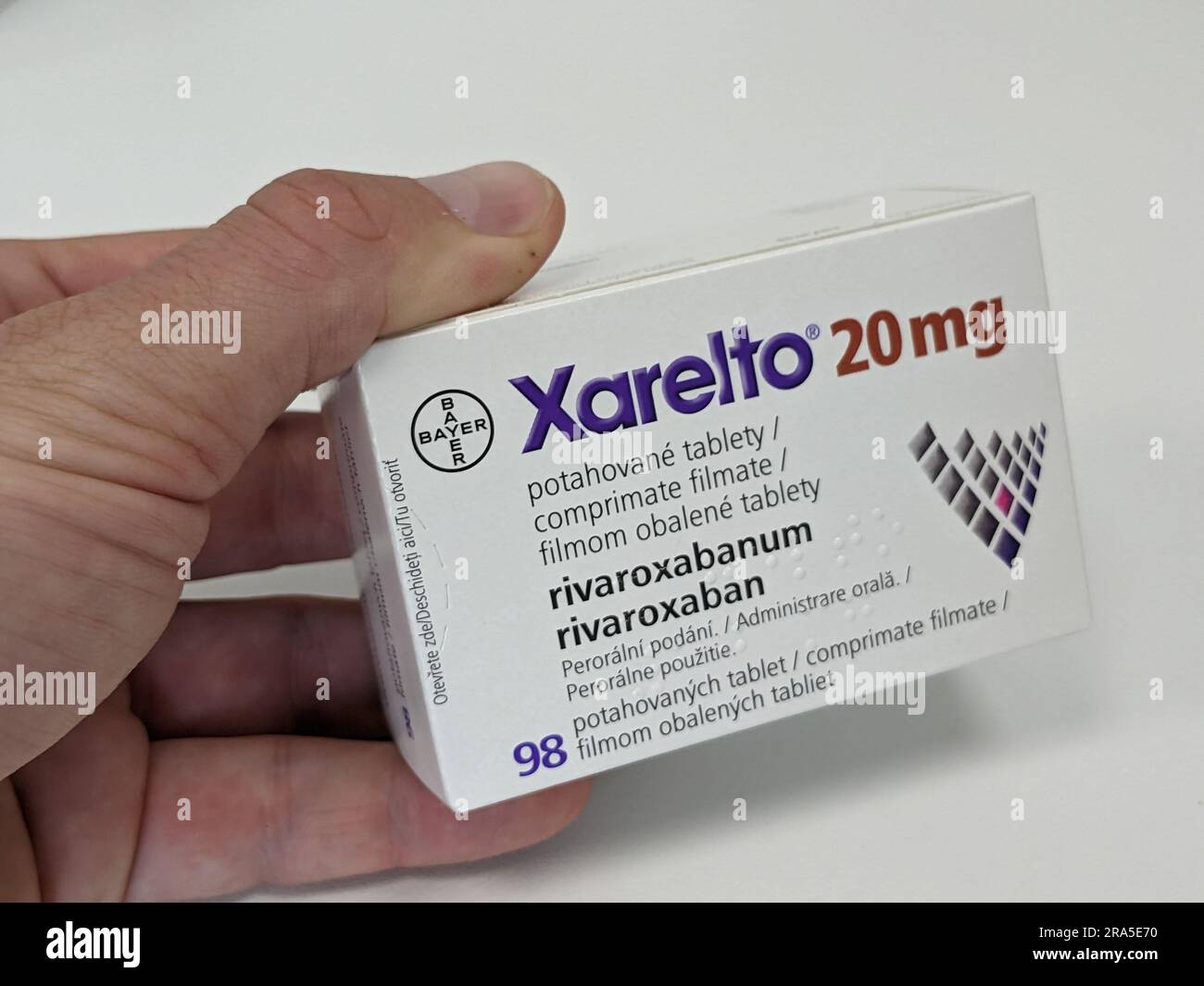 Prag, Tschechische republik - Mai 22 2023. Xarelto, ein Medikament zur Reduzierung von Schlaganfall und Blutgerinnseln von Bayer Healthcare. Stockfoto