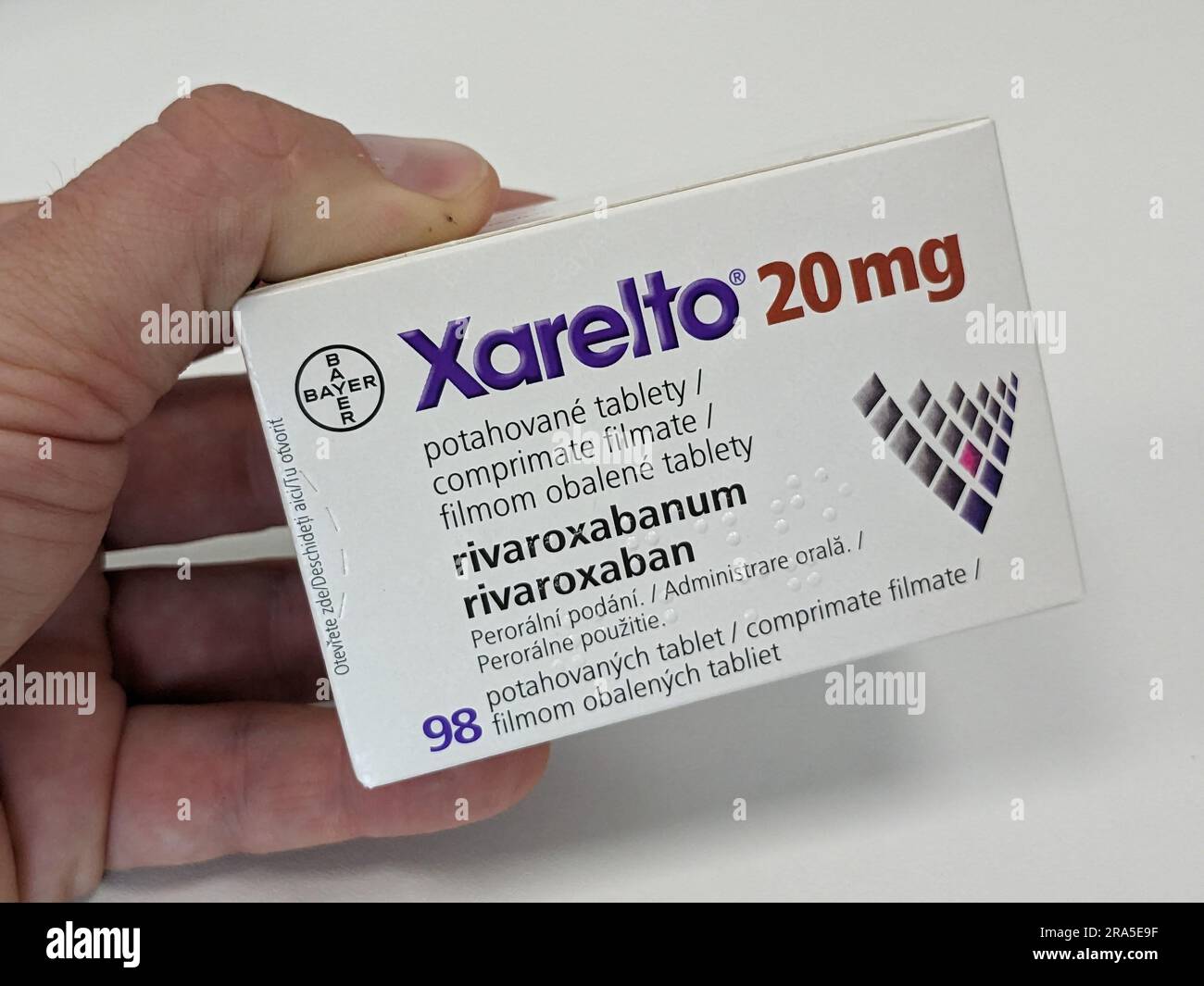Prag, Tschechische republik - Mai 22 2023. Xarelto, ein Medikament zur Reduzierung von Schlaganfall und Blutgerinnseln von Bayer Healthcare. Stockfoto