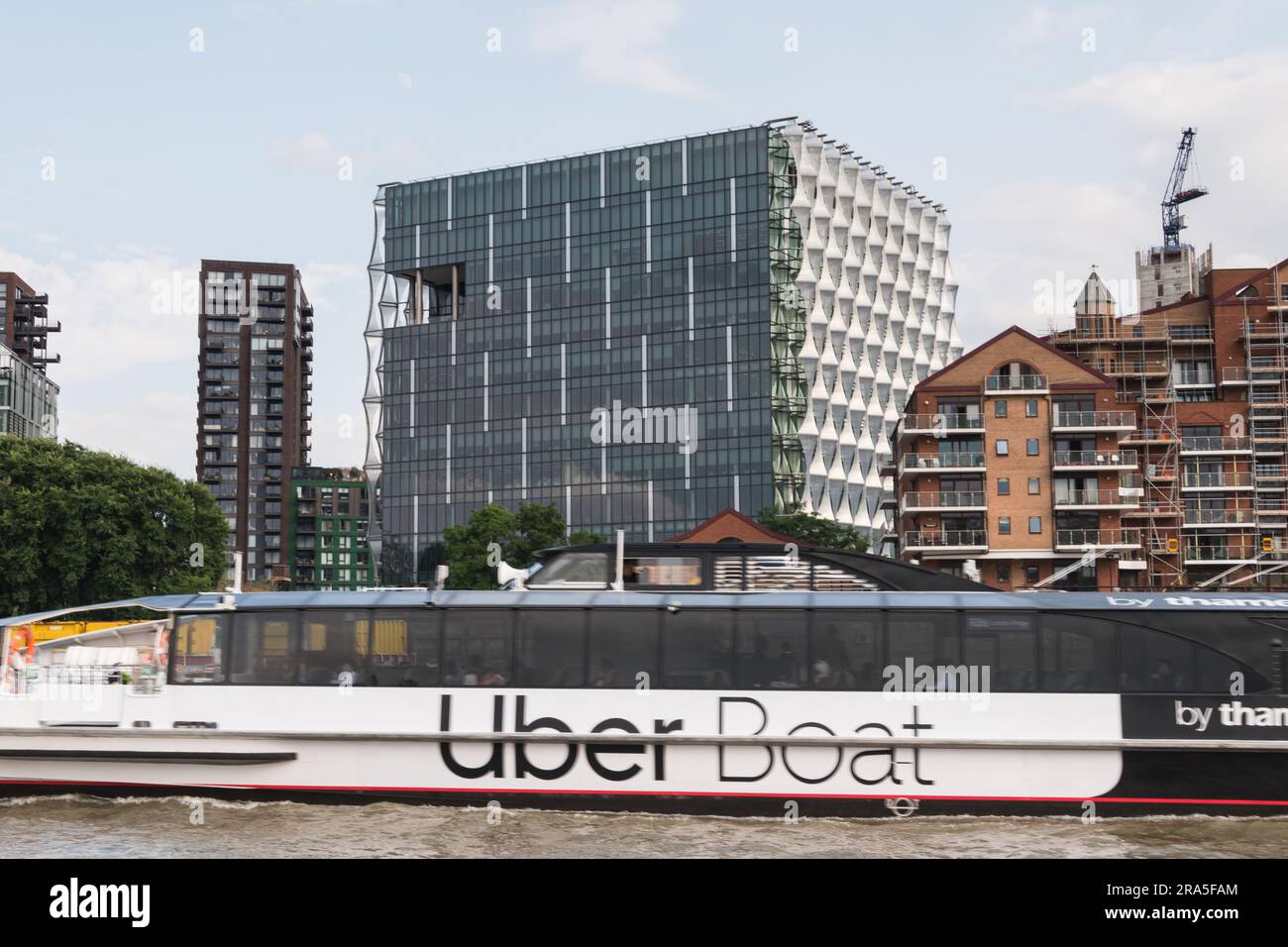 Nahaufnahme eines Thames Clippers Uber Boats und des amerikanischen Botschaftsgebäudes in Nine Elms, Vauxhall, London, England, Großbritannien Stockfoto