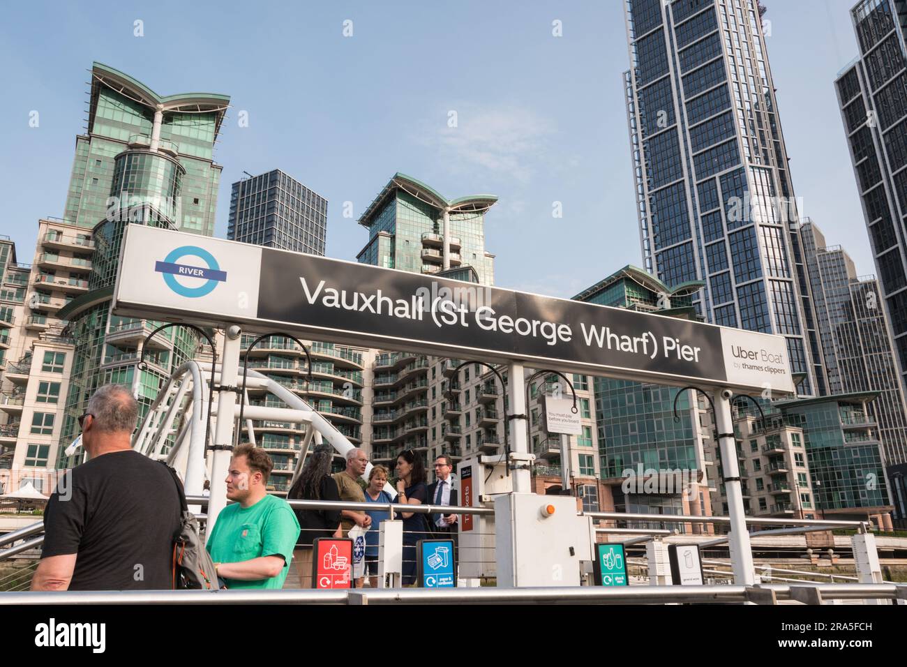 Passagiere, die von Vauxhall Pier, St Georges Wharf, Vauxhall, London, England, GROSSBRITANNIEN Stockfoto