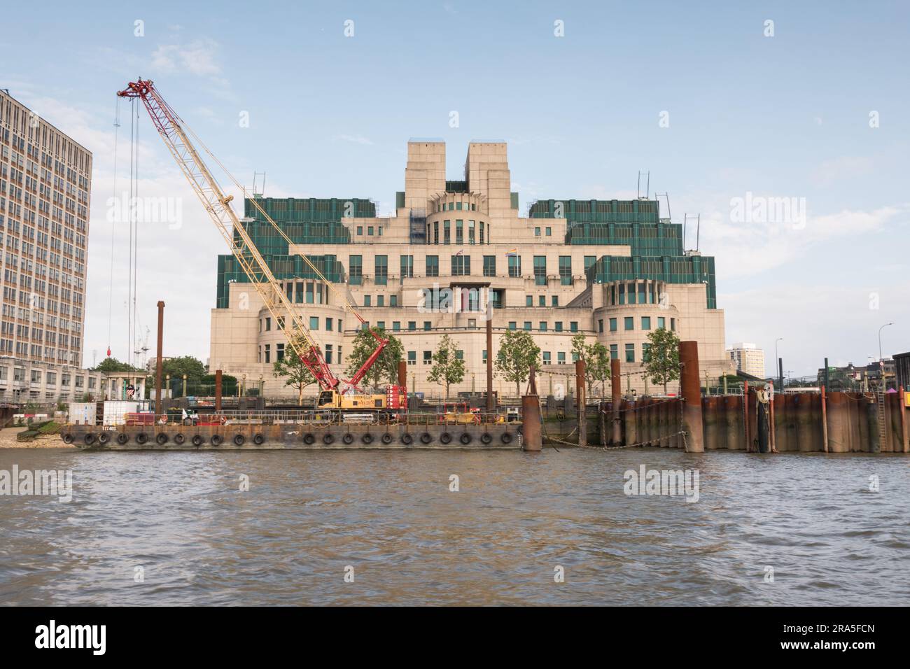 Bau des Thames Tideway Tunnels am Vauxhall Cross vor dem Hauptquartier von MI6 am Ufer der Themse, London, England, Großbritannien Stockfoto