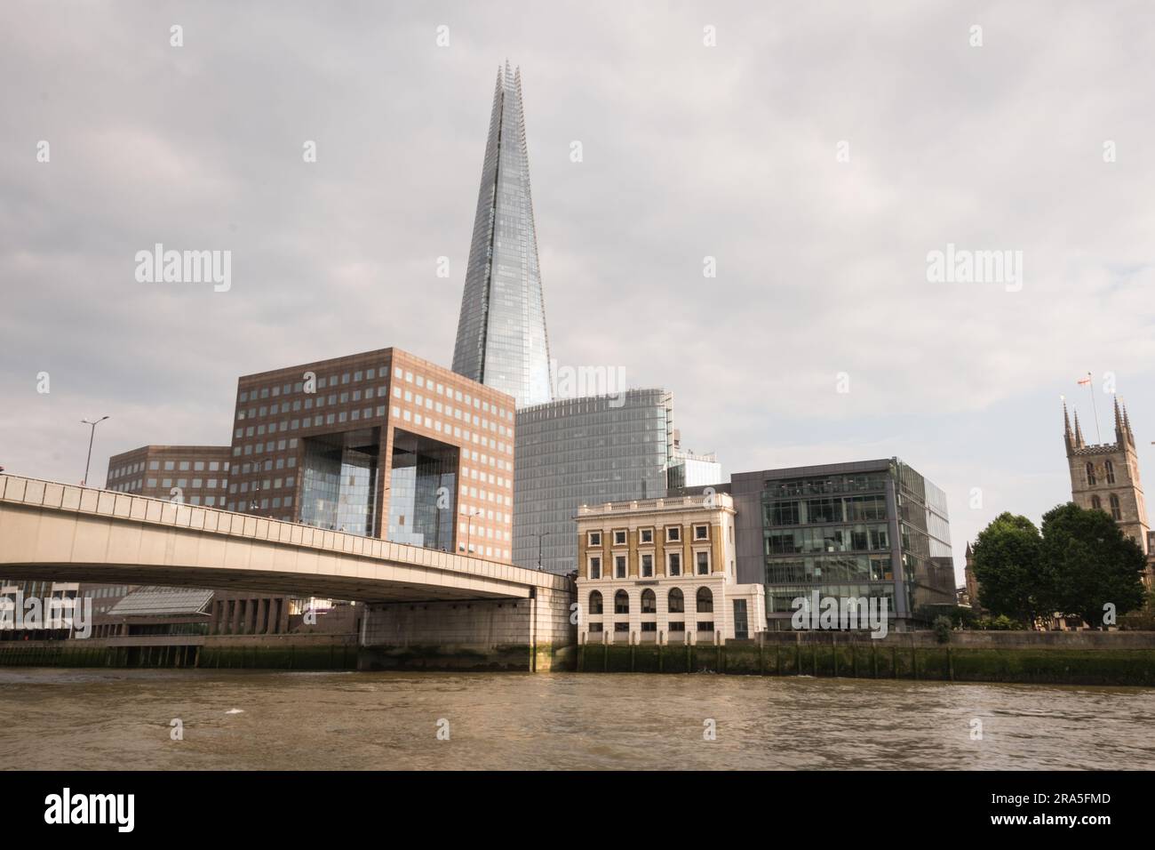 The Shard, ein 95-stöckiger Wolkenkratzer, entworfen vom italienischen Architekten Renzo Piano, und eine London Bridge auf der Themse, Southwark, London, EnglanUK Stockfoto