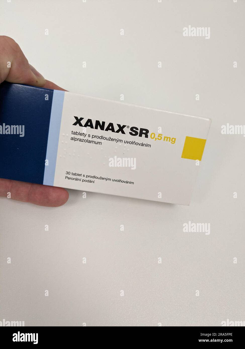 Prag, Tschechische republik – Mai 23 2023 : Xanax-Pillen mit Wirkstoff Alprazolam, anxiolytische Antidepressiva-Medikamente, von Pfizer Stockfoto