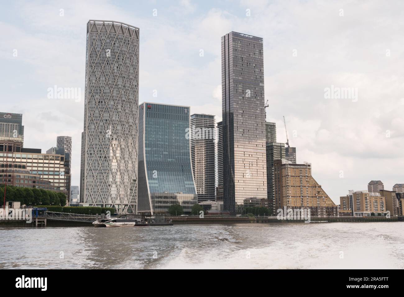 Landmark Pinnacle Residential Wolkenkratzer und Hochhäuser neben Canary Wharf Pier, Marsh Wall, Canary Wharf, London, E14, England, Großbritannien Stockfoto