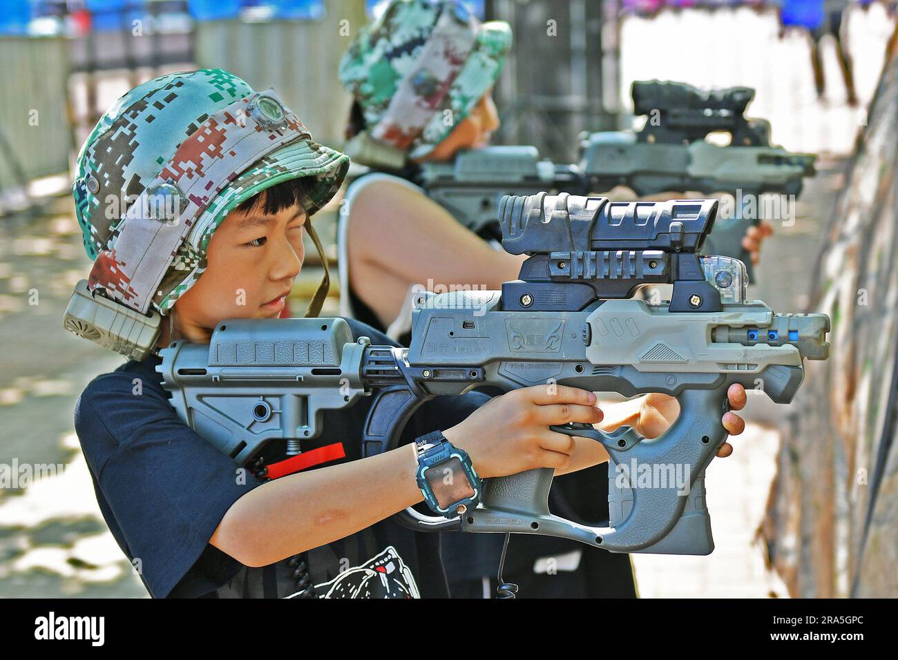 YANTAI, CHINA – 1. JULI 2023 – Kinder spielen ein Live-Action-Spiel in Yantai, Provinz Shandong, China, 1. Juli 2023. Stockfoto