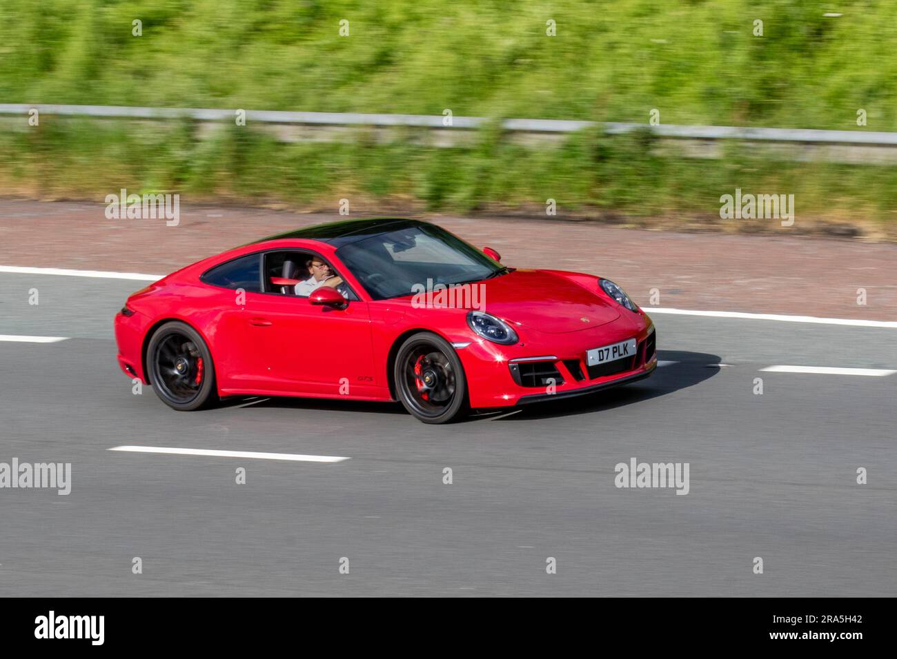 2023 Porsche 911 Carrera GTS S-A, PDK Auto Red Car Coupe Benzin 2981 cm3; Fahrt mit hoher Geschwindigkeit auf der Autobahn M6 im Großraum Manchester, Großbritannien Stockfoto