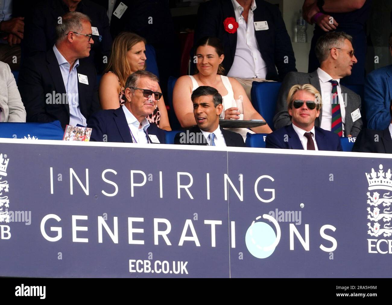 Premierminister Rishi Sunak (unten in der Mitte) und England Women Tamsin Beaumont beobachten den vierten Tag des zweiten Ashes-Testspiels bei Lord's, London, von der Box aus. Bilddatum: Samstag, 1. Juli 2023. Stockfoto