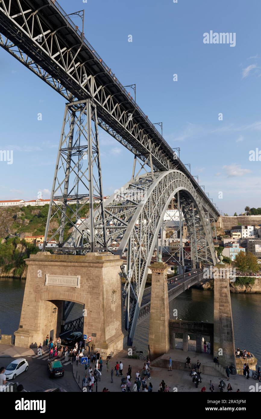 Ponte D. Luis I, Halbholzbrücke über den Douro River, daneben Brücke Piers der ehemaligen Hängebrücke Ponte Pensil, Porto Stockfoto