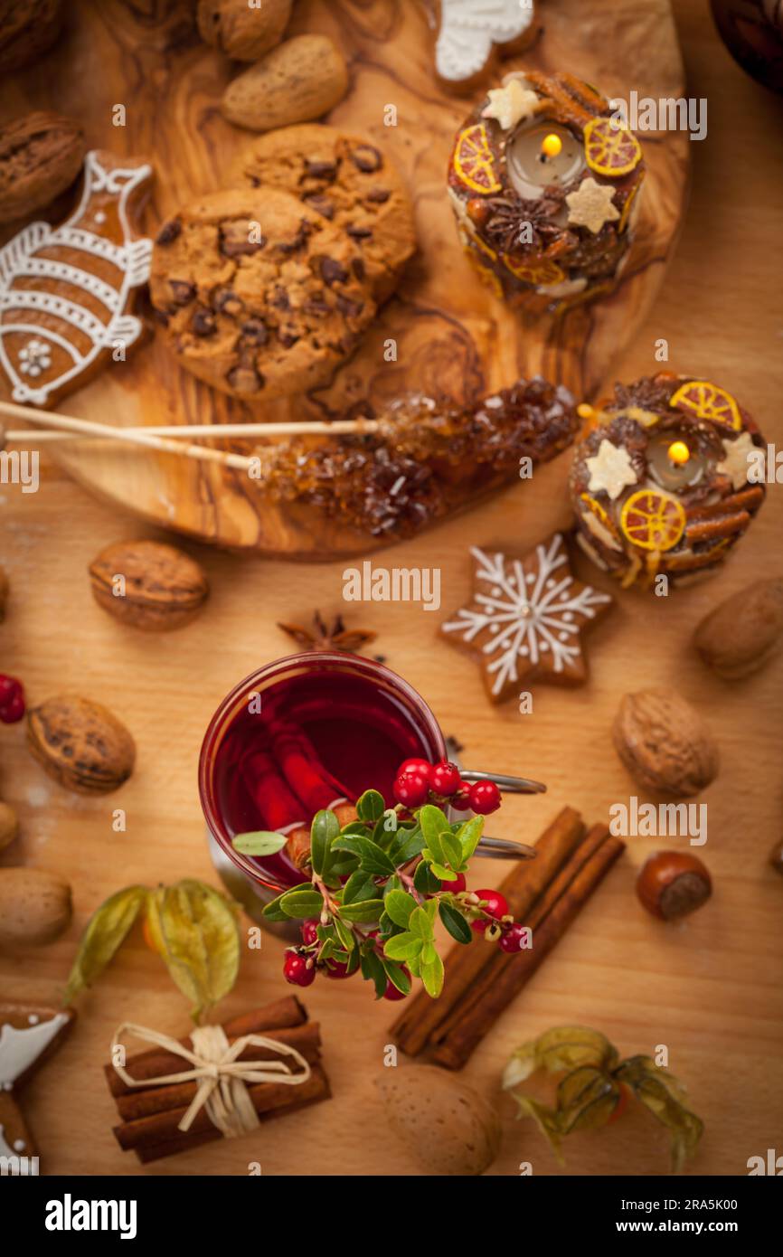 Glühwein mit Zimt und cranberry Stockfoto