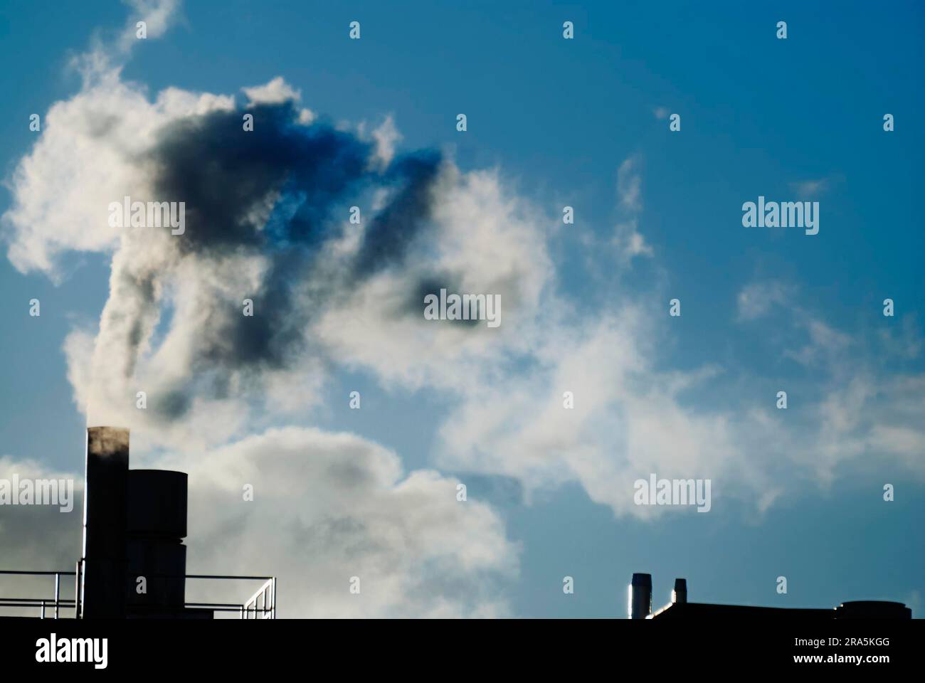 Luftverschmutzung aus einer Fabrik Stockfoto