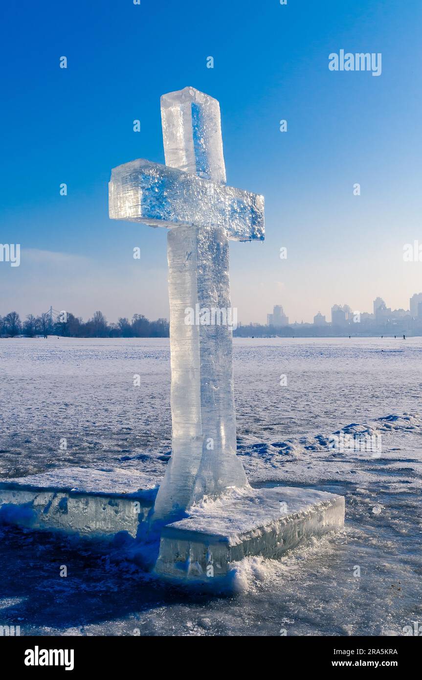 Ein Eiskreuz auf dem gefrorenen Dniepr, im Winter, für die Taufe in Kiew, Ukraine Stockfoto